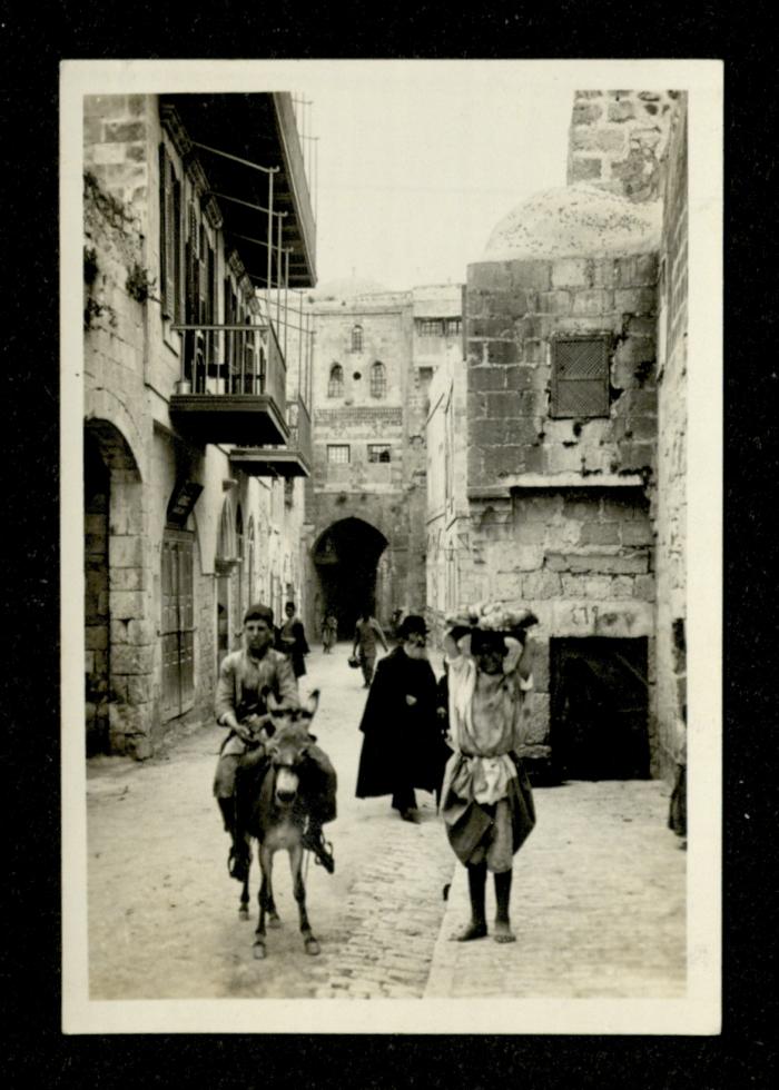 صورة للمرحلة الرابعة من طريق الآلام في البلدية القديمة في مدينة القدس، عشرينيات القرن العشرين

