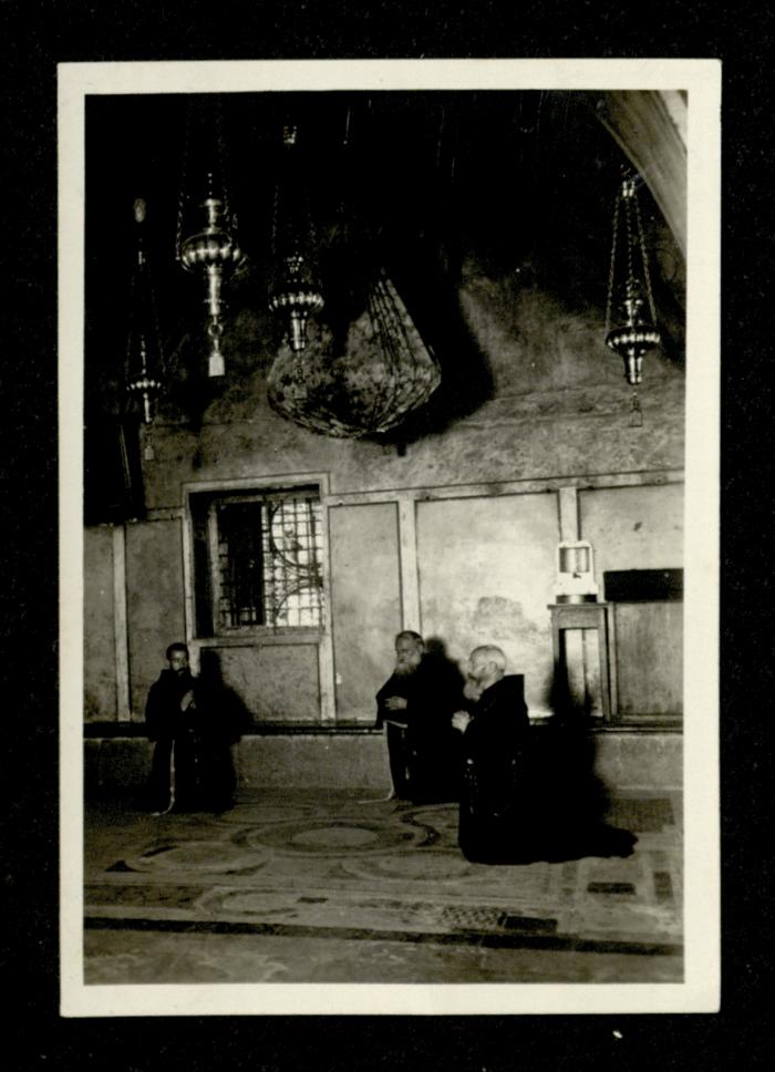 رجال دين مسيحيون يؤدون صلاتهم داخل كنيسة القيامة، عشرينيات القرن العشرين 