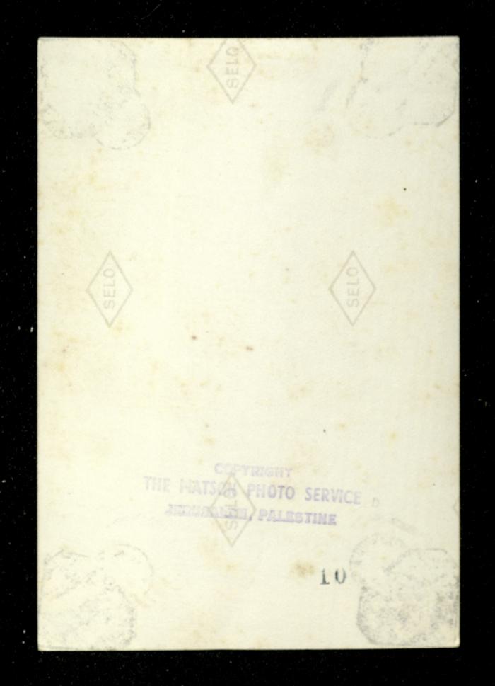 رجال دين مسيحيون يؤدون صلاتهم داخل كنيسة القيامة، عشرينيات القرن العشرين 