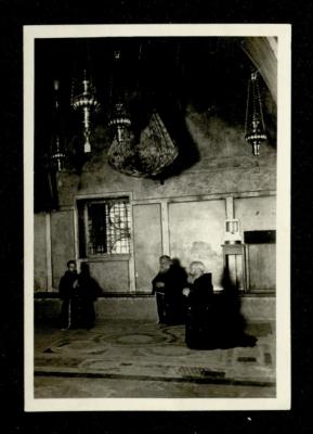رجال دين مسيحيون يؤدون صلاتهم داخل كنيسة القيامة، عشرينيات القرن العشرين 