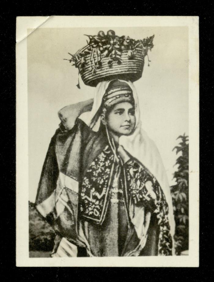 سيدة فلسطينية تحمل سلة من القش على رأسها، عشرينيات القرن العشرين