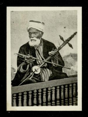 مسن فلسطيني يعزف على آلة الجوزة التقليدية، عشرينيات القرن العشرين