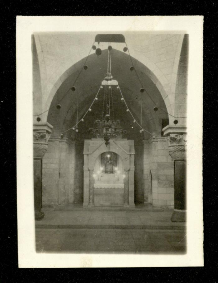 داخل كنيسة القيامة في البلدة القديمة في مدينة القدس، عشرينيات القرن العشرين