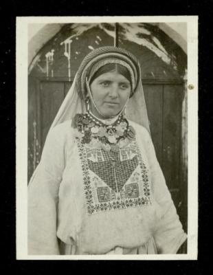 سيدة ترتدي ثوب منطقة رام الله التقليدي، عشرينيات القرن العشرين