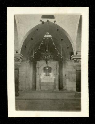 داخل كنيسة القيامة في البلدة القديمة في مدينة القدس، عشرينيات القرن العشرين