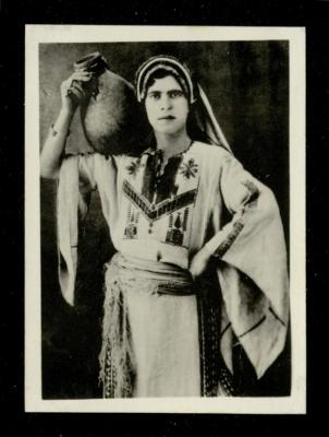 سيدة فلسطينية بالزي التقليدي تحمل بيدها جرة، عشرينيات القرن العشرين