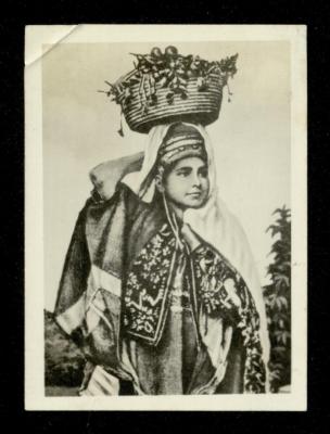 سيدة فلسطينية تحمل سلة من القش على رأسها، عشرينيات القرن العشرين