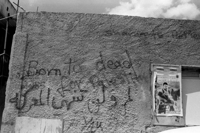 كتابات على أحد الجدران  في مخيم جنين للاجئين الفلسطينيين، 2002