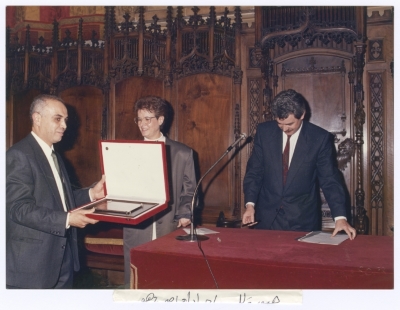 حفل تسليم جائزة ألفونسو كومين الدولية  لبسام الشكعة في برشلونة، أيّار 1988
