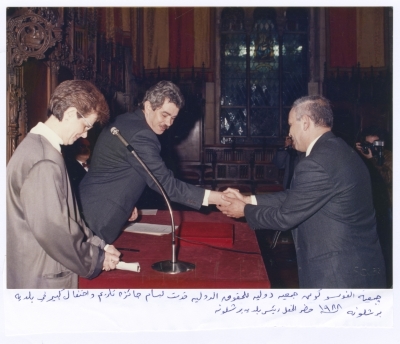حفل تسليم جائزة جائزة ألفونسو كومين الدولية لبسام الشكعة في برشلونة، أيّار 1988