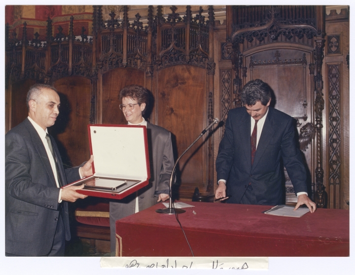 حفل تسليم جائزة ألفونسو كومين الدولية  لبسام الشكعة في برشلونة، أيّار 1988