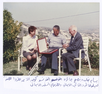 وفد من مؤسسة ألفونسو كومين  خلال تقديمهم جائزة لبسام الشكعة في منزله بنابلس، 1988