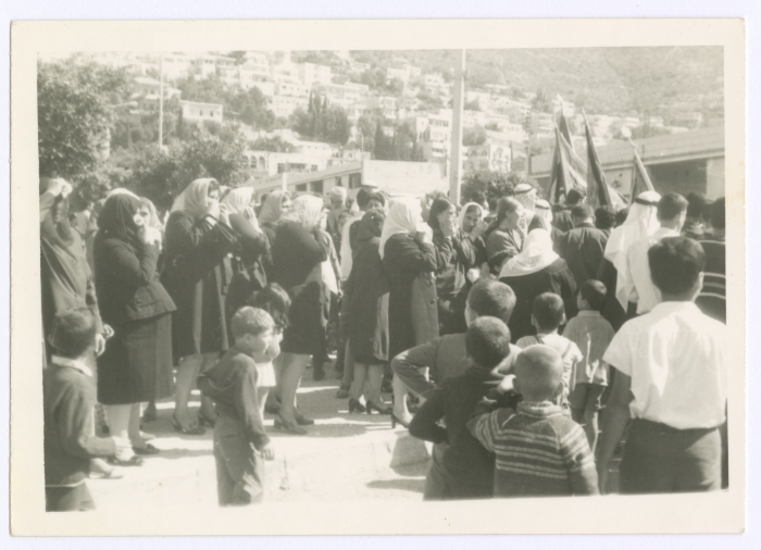 A crowd of Mourners