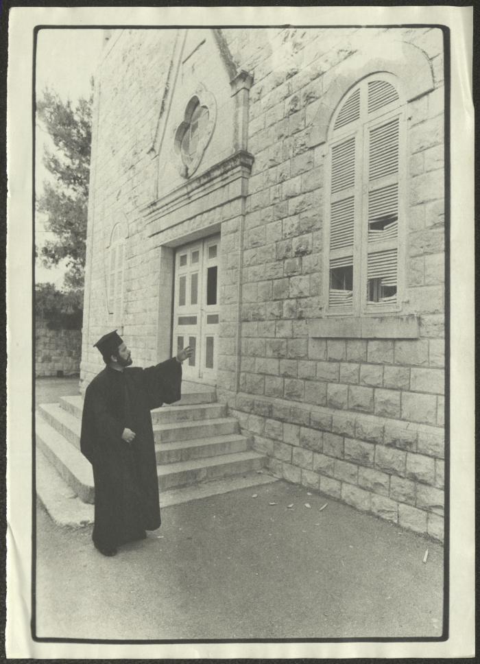  صورة لرجل دين أمام مدخل كنيسة في كفر ياسيف، 1981