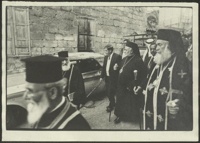 صورة لمجموعة من الرجال في كفر ياسيف في أحداث مجزرة القرية، 1981