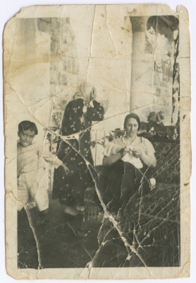 Laʿiqa Kanaan and Her Child, 1933