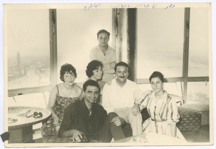 بسام الشكعة وزوجته مع أصدقائهما في القاهرة، 1963