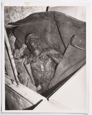 إحدى ضحايا القصف في حرب المخيمات، بيروت، 1985- 1988