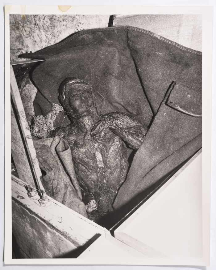 إحدى ضحايا القصف في حرب المخيمات، بيروت، 1985- 1988