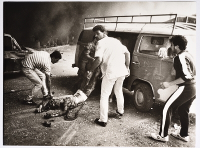 انتشال أحد ضحايا تفجير منطقة البربير، بيروت، 1986
