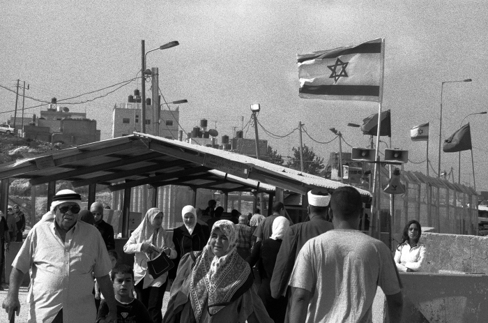 الحاجز العسكري الإسرائيلي المقام على أراضي بلدة قلنديا، 2004