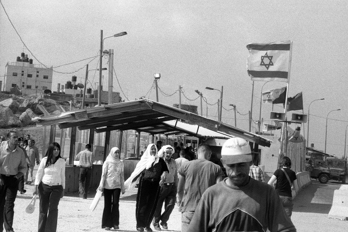 الحاجز العسكري الإسرائيلي المقام على أراضي بلدة قلنديا، 2004