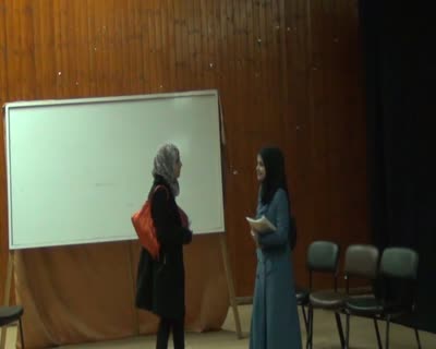 مقطع فيديو يوثق عرض مسرحي لطالبات مدرسة بنات نور شمس الأساسية كجزء من مسابقة ضمن مشروع تدريب معلمين من مدارس وكالة الغوث في الضفة الغربية بالشراكة مع مسرح عشتار ومسرح نعم .