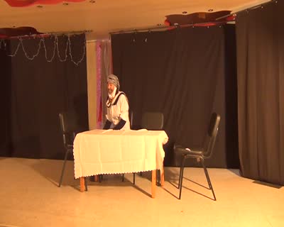 مقطع فيديو يوثق عرض مسرحي لطالبات مدرسة كجزء من مسابقة ضمن مشروع تدريب معلمين من مدارس وكالة الغوث في الضفة الغربية بالشراكة مع مسرح عشتار ومسرح نعم .