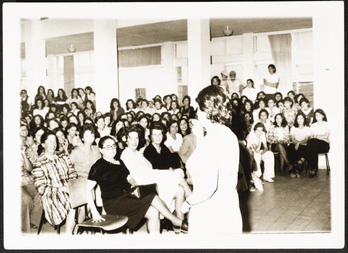 إنعام المفتي تلقي خطابًا خلال حفل في دار المعلمات في الطيرة