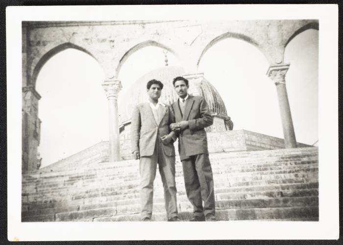 عبد الكريم العلمي وصديقه أمام قبة الصخرة، أربعينيات القرن العشرين