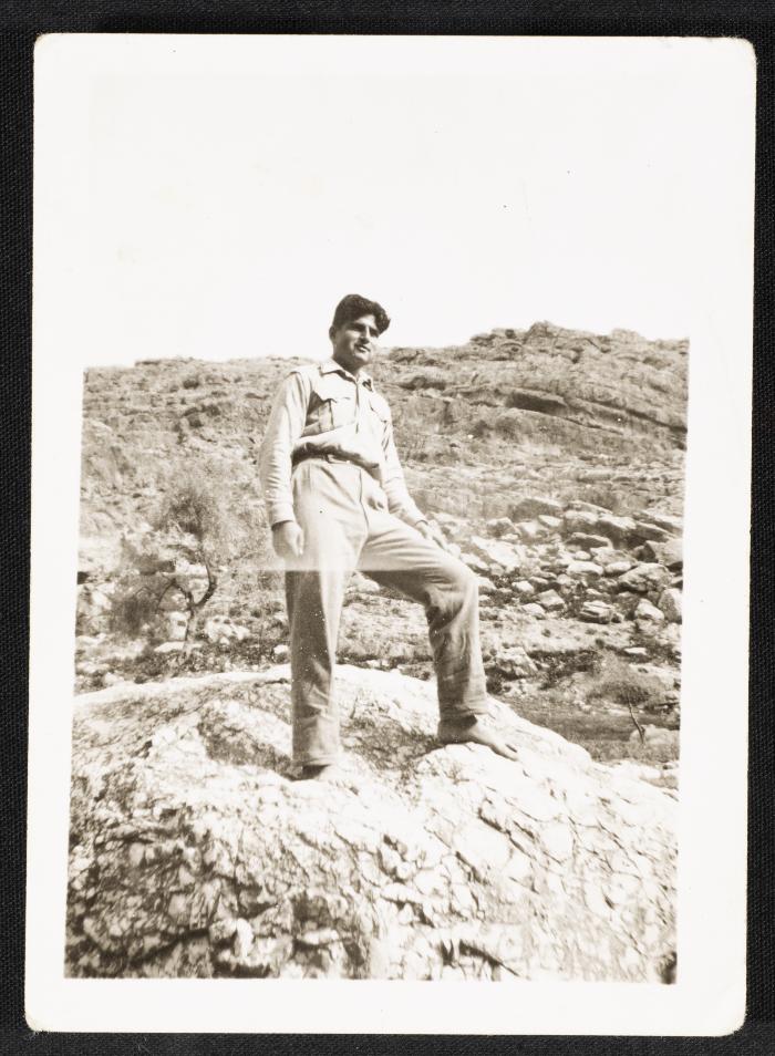 صلاح الدين العلمي يعتلي صخرة في منطقة عين فارة، 1954