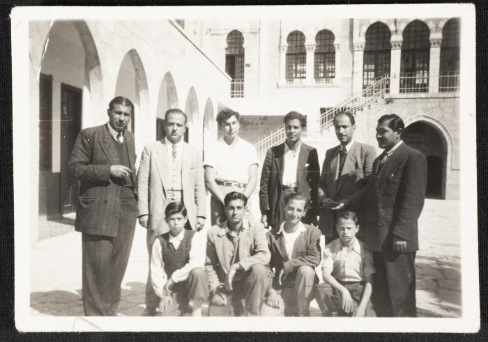 طلاب وأساتذة في ساحة المدرسة العمرية، القدس، مطلع خمسينيات القرن العشرين