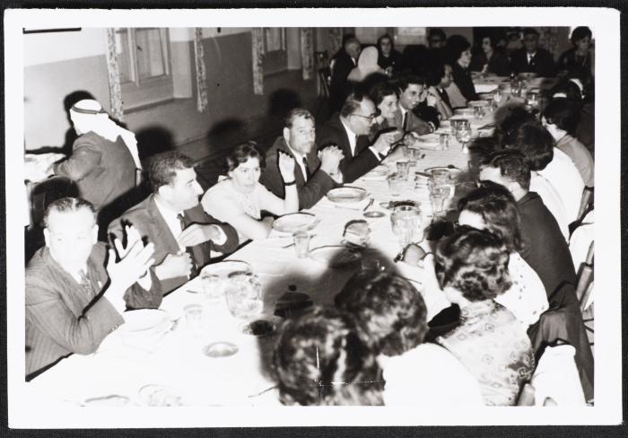 لواحظ الخطيب وعبد الكريم العلمي في حفل عشاء، ستينيات القرن العشرين