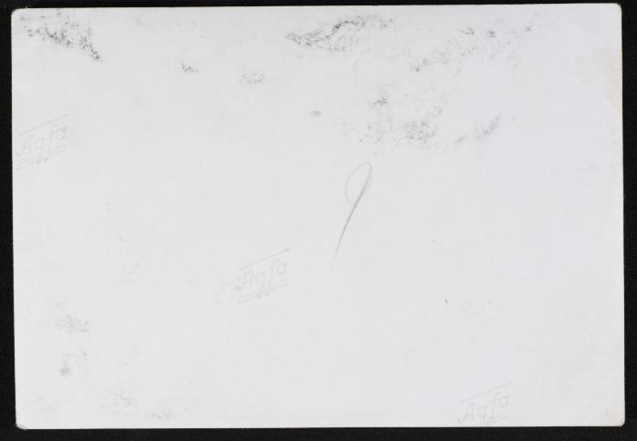 عبد الكريم العلمي ورجلان أمام مقر منظمة التحرير الفلسطينية، القدس، 1964-65