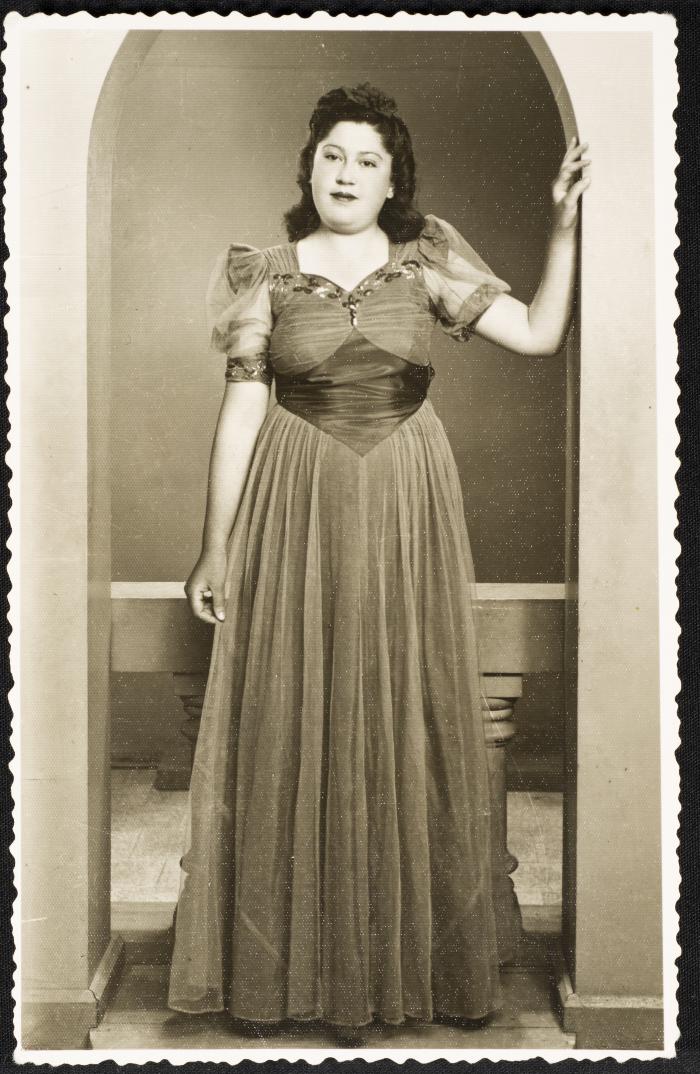 لواحظ الخطيب في فستان خطوبتها