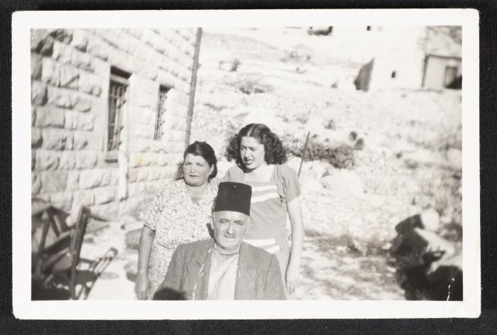 لواحظ الخطيب برفقة والدها وزوجته، 1938