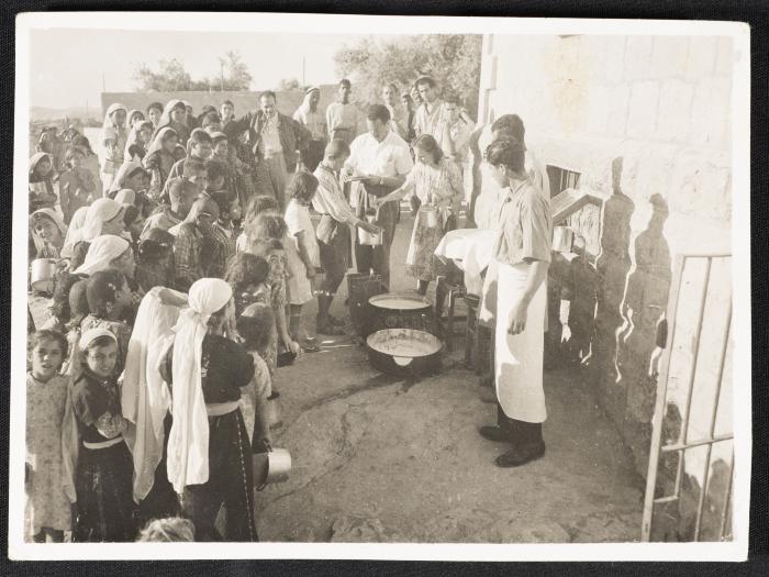 توزيع الطعام على الأطفال اللاجئين الفلسطينيين، أيلول 1949