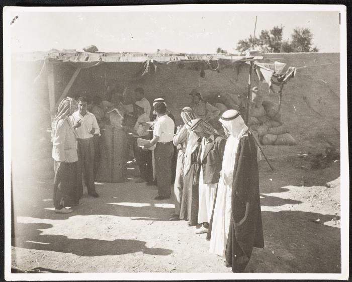 لاجئون فلسطينييون يستلمون المعونات في العيزرية، أيلول 1949