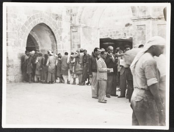 عدد من اللاجئين الفلسطيين في ساحة باب الرحمة في القدس، 24 أيلول 1949