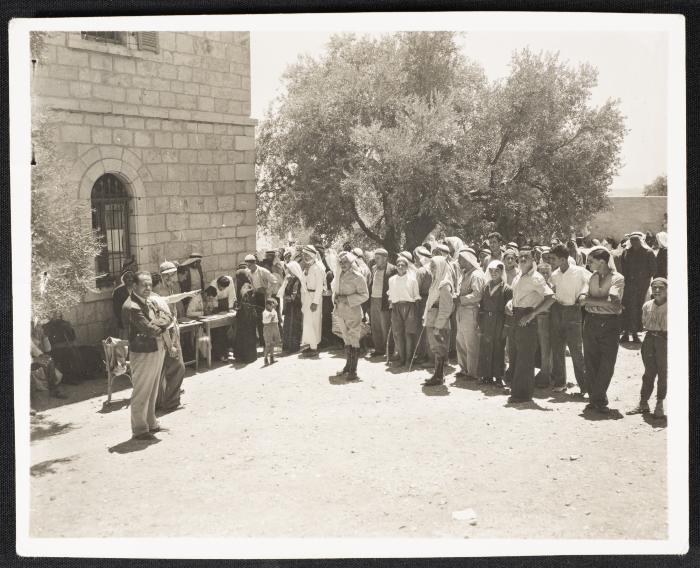 لاجئون فلسطينيون يسجلون في مكتب اللاجئين، أيلول  1949