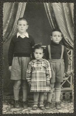خليل وإلياس ومارسيل أبناء جريس توما، بيت لحم، كانون الأول 1952