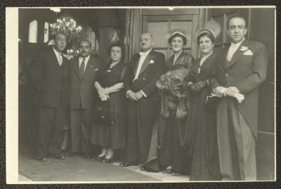 بطرس توما وعائلته أمام الكنيسة في يوم زفافه، سنتياغو، 4 كانون الثاني 1953