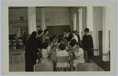 Andaleib al-Amad with Dar al-Yatemat students having lunch