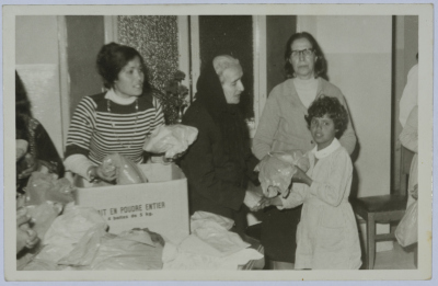 Andaleib al-Amad handing gifts to students