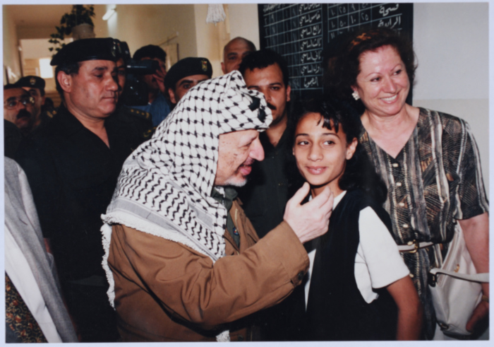 ياسر عرفات أثناء زيارته لجمعية الاتحاد النسائي العربي في نابلس