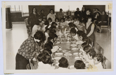 Dar al-Yatemat Students having lunch
