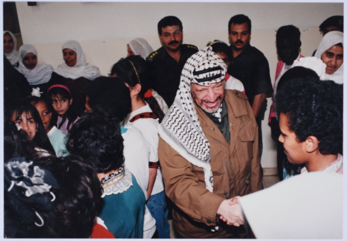 ياسر عرفات أثناء زيارته لجمعية الاتحاد النسائي العربي في نابلس