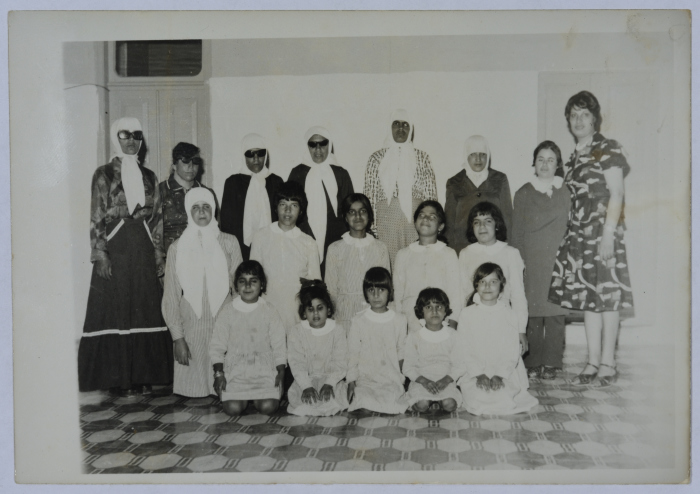 صورة لطالبات برفقة معلماتهن في مركز النور للكفيفات في نابلس، 1978