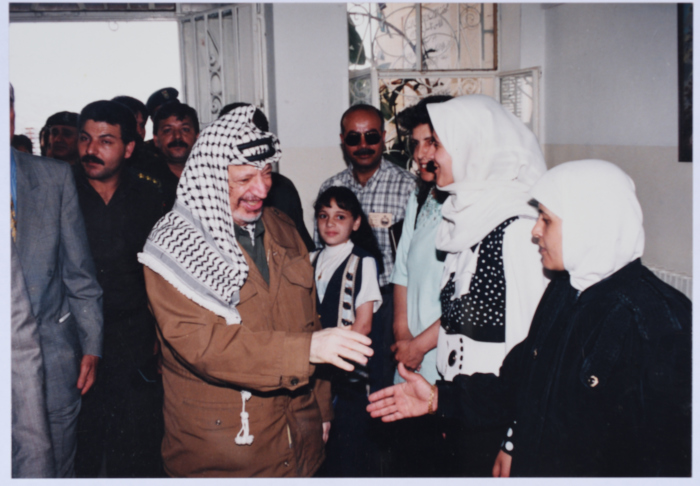 ياسر عرفات أثناء زيارته لجمعية الاتحاد النسائي العربي في نابلس