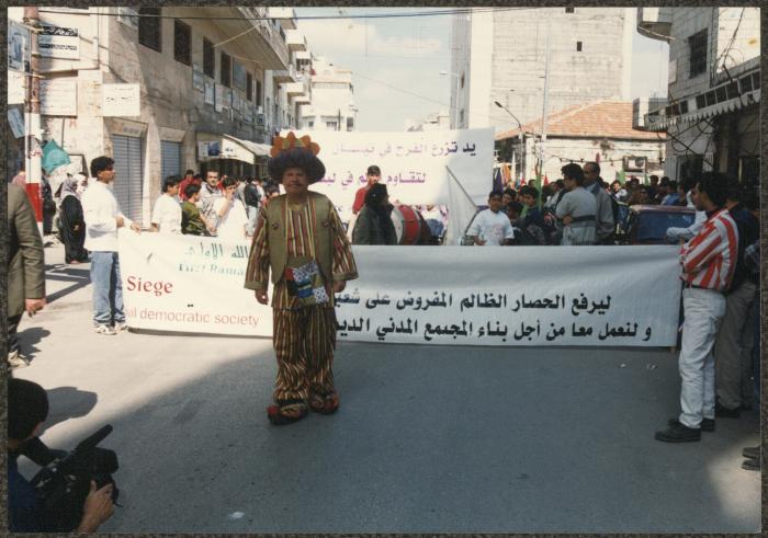 أبو العجب في افتتاح الدورة الأولى من مهرجان نوار نيسان، رام الله، 1996 
